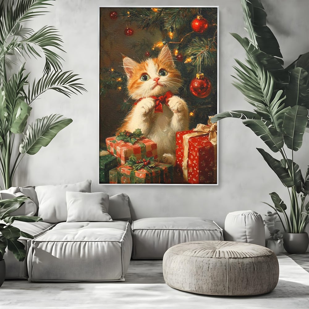 Tablou canvas cu pictura cu pisicuta alba si portocalie langa bradul de craciun, in rama de aluminiu argintiu, pe perete intr-un living